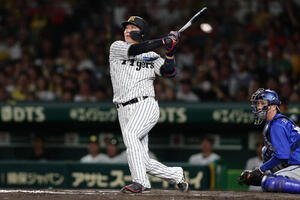 阪神対DeNA 11回裏阪神1死、サヨナラ本塁打を放つ大山悠輔(撮影･前田充)