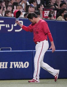 中日対広島　試合終了、広島の新井貴浩監督はスタンドにあいさつを行い引き揚げる(撮影･森本幸一)