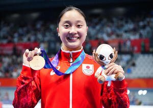 女子200メートル個人メドレー決勝　銅メダルを獲得し笑顔で写真に納まる成田実生(撮影･鈴木みどり)