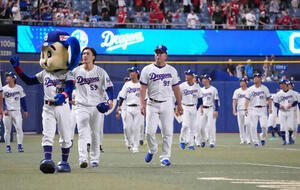 中日対広島　中日井上一樹監督(中央)は本拠地最終戦セレモニー後ナインとともに場内を一周する(撮影･森本幸一)