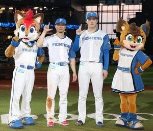 日本ハム対オリックス　試合後、ポーズをとる西川遥輝(左)と柳川大晟(撮影･黒川智章)