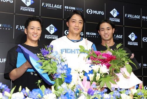 引退会見で奈良間大己(左)と細川凌平から花束を受け取る中島卓也(撮影･黒川智章)