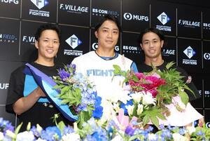 引退会見で奈良間大己(左)と細川凌平から花束を受け取る中島卓也(撮影･黒川智章)