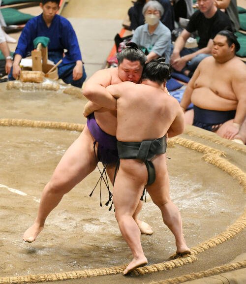 大青山(左)は翠富士を寄り切りで破る(撮影･滝沢徹郎)