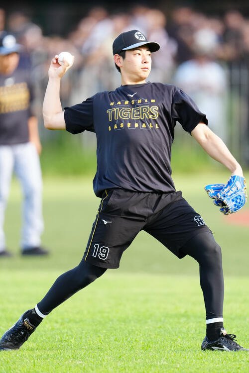 ヤクルト対阪神　試合前、キャッチボールする阪神下村海翔(撮影･江口和貴)