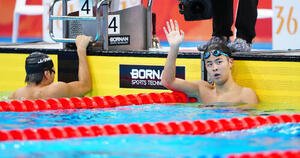 男子400メートル個人メドレー決勝　金メダルを獲得し、声援に応える小島夢貴。左は銀メダルの松下知之(撮影･鈴木みどり)