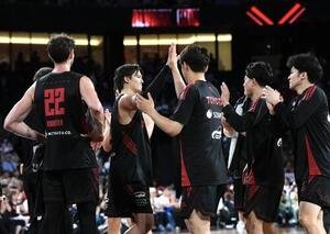 A東京対琉球　琉球に勝利しタッチを交わすA東京の選手たち(撮影･小島史椰)