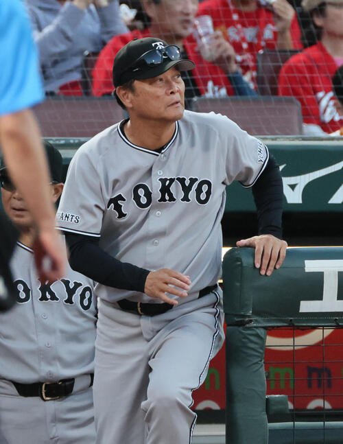 広島対巨人　9回表終了時、交代を告げる巨人橋上秀樹監督代行(撮影･加藤孝規)