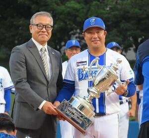 優勝トロフィーを手に笑顔のDeNA村田2軍監督(撮影･水谷京裕)