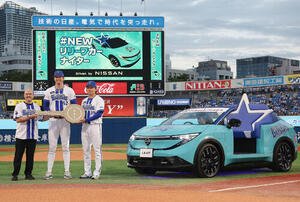 DeNA対中日　試合前、日産自動車株式会社イヴァン･エスピノーサ代表取締役社長兼最高経営責任者(左)と写真に納まるレイノルズ(中央)と若松尚輝(撮影･河田真司)