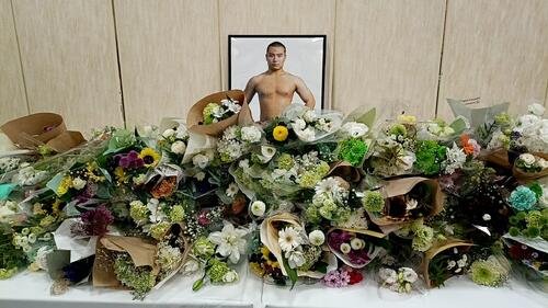後楽園ホールに設置された献花台は花であふれた