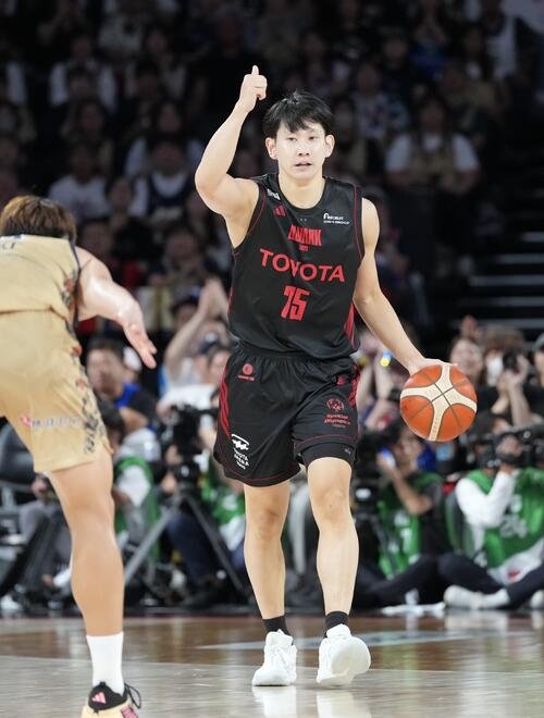A東京対琉球　第2クオーター、指示を送るA東京小酒部泰暉(撮影･小島史椰)