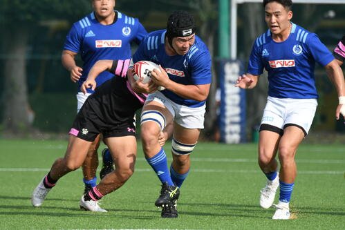 東海大対日大　切れ味鋭い突進を披露する東海大キャプテンの中村太志朗(中央)