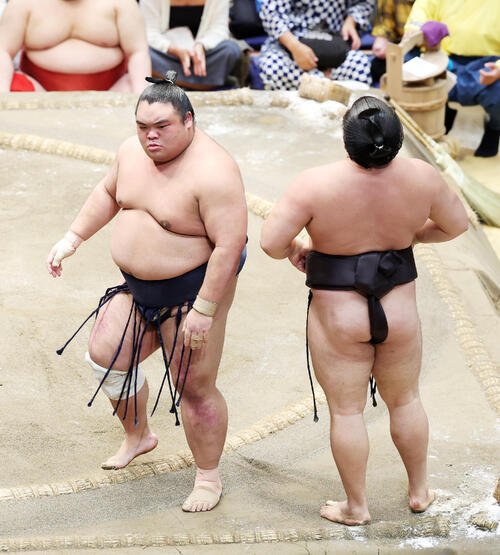 霧島(右)を押し出しで破った藤凌駕(撮影･鈴木正人)