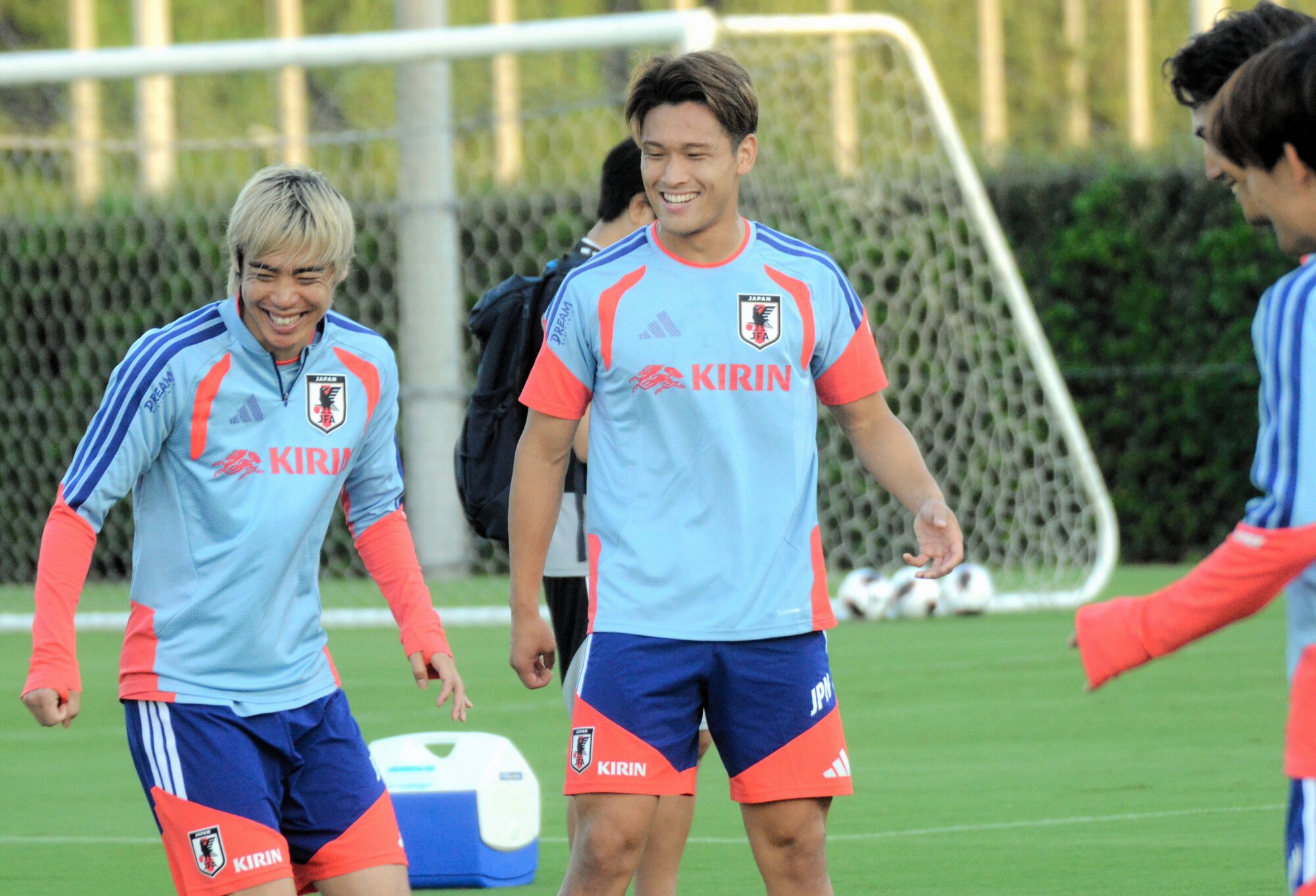 日本代表の練習で笑顔を見せる松木玖生(中央)