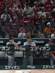 広島対巨人　11回裏広島1死満塁、勝田成の右犠飛でサヨナラ負けの巨人橋上秀樹監督代行((中央))(撮影･加藤孝規)