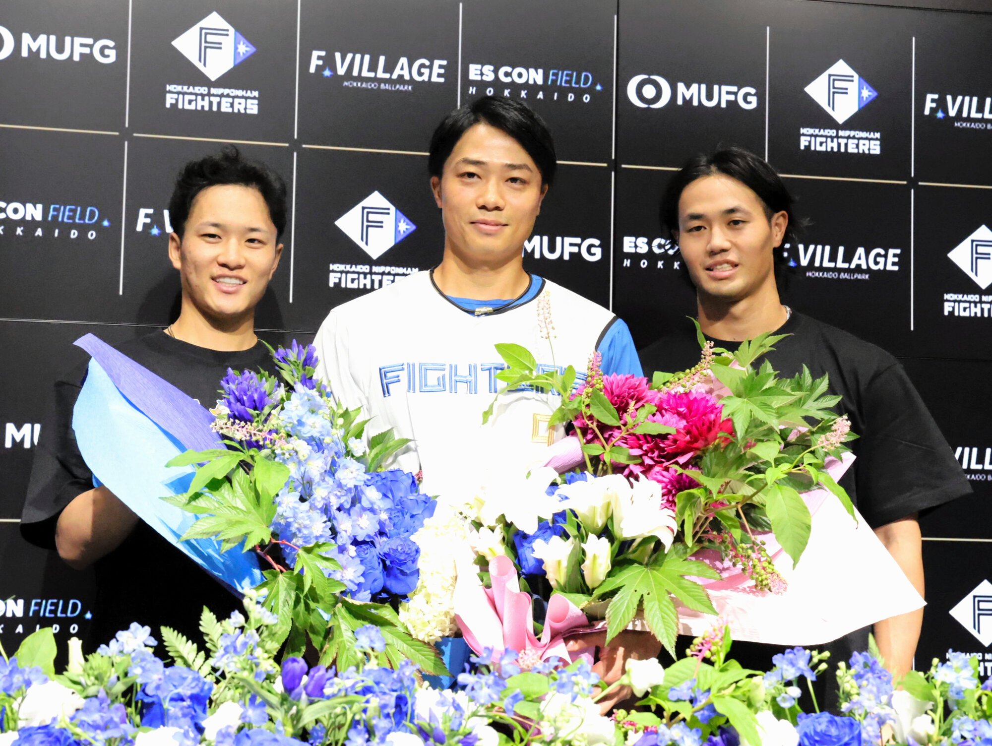 引退会見で後輩の奈良間大己(左)、細川凌平両選手から花束を贈られた中島卓也選手(中央)