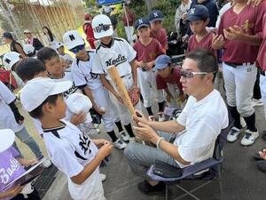 第2回今岡真訪杯なにわキッズソフトボール大会で少年少女にアドバイスをする今岡氏