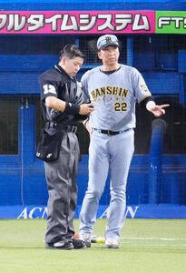 ヤクルト対阪神　9回裏開始前、選手交代を告げる阪神藤川球児監督(右)(撮影･江口和貴)