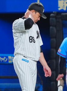 ロッテ対オリックス　8回裏の攻撃を無得点で終え交代を告げにベンチを出るロッテのサブロー監督(撮影･垰建太)