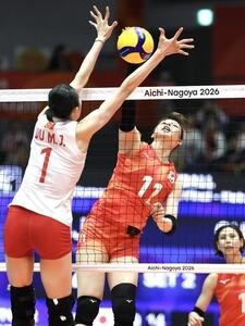 日本対中国　第2セット、スパイクを決める山田二千華(撮影･宮地輝)
