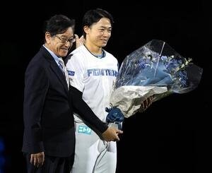 日本ハム対楽天　引退セレモニーで栗山英樹CBOから花束を受け取る中島卓也(撮影･黒川智章)