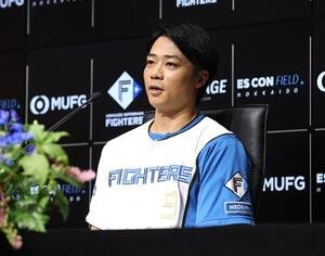 引退会見する日本ハム中島卓也(撮影･黒川智章)