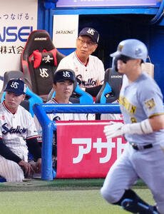 ヤクルト対阪神　1回表阪神無死二塁、松本健吾が佐藤輝明(手前)に2点本塁打を浴び、ベンチで厳しい表情の池山隆寛監督(後方右)(撮影･江口和貴)