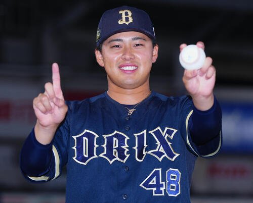 ロッテ対オリックス　ロッテに勝ちプロ初勝利のオリックス東松快征は勝利球を手に笑顔で写真に納まる(撮影･垰建太)