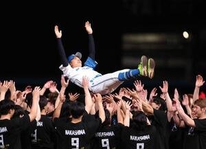 日本ハム対楽天　引退セレモニーで胴上げされる日本ハム中島卓也(撮影･黒川智章)
