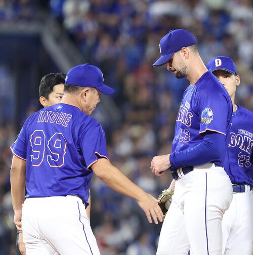 DeNA対中日　4回裏DeNA無死一、二塁、降板となるマラー(右)。左は井上一樹監督(撮影･河田真司)