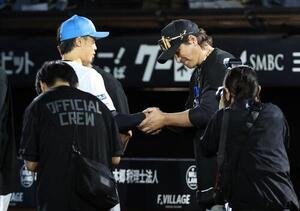 日本ハム対楽天　引退セレモニーで新庄剛志監督(右)と握手する日本ハム中島卓也(撮影･黒川智章)