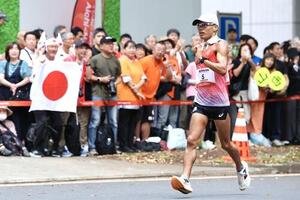ハーフマラソン競歩　力強い歩きで周回する山西利和(撮影･宮地輝)