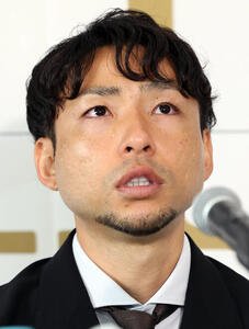 引退会見で涙を流す川崎F小林悠(撮影･浅見桂子)
