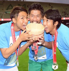 2019年10月、ルヴァン杯　決勝札幌対川崎F　風呂おけチョコクッキーにかぶりつく川崎Fの、左から小林、GK新井、中村