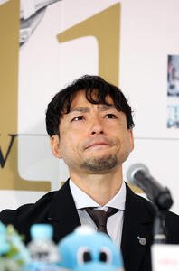 背番号11のボードを背に涙をこらえて会見する川崎F小林悠(撮影･浅見桂子)