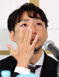 引退会見で涙をぬぐう川崎F小林悠(撮影･浅見桂子)