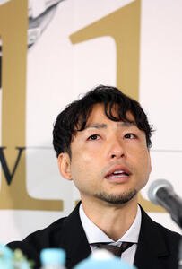 背番号11のボードを背に涙をこらえて会見する川崎F小林悠(撮影･浅見桂子)