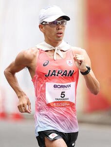 ハーフマラソン競歩　力強い歩きで周回する山西利和(撮影･宮地輝)
