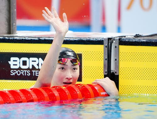 女子100メートルバタフライ決勝　メダルを逃した池江璃花子は声援に応える(撮影･鈴木みどり)
