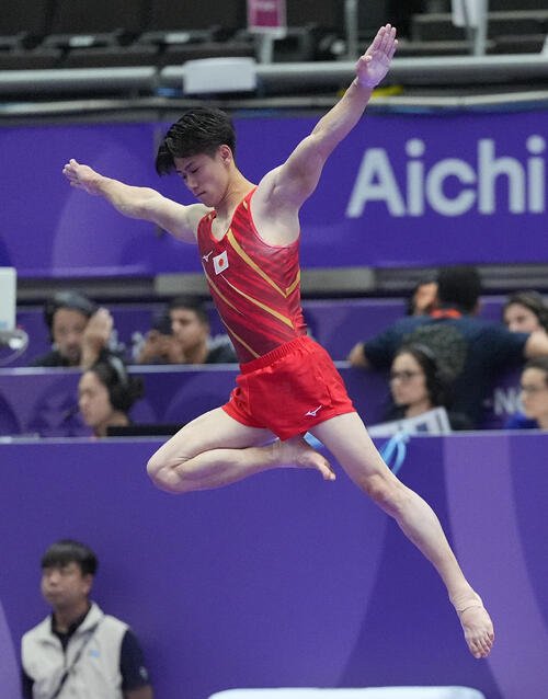 体操男子団体　ゆか種目で華麗な演技を披露する橋本大輝(撮影･森本幸一)