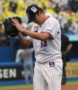 ヤクルト対阪神　3回表を無失点抑えグラブを叩く奥川恭伸(撮影･水谷安孝)