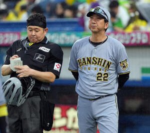 ヤクルト対阪神　8回裏、投手の交代を告げる阪神藤川球児監督(撮影･たえ見朱実)