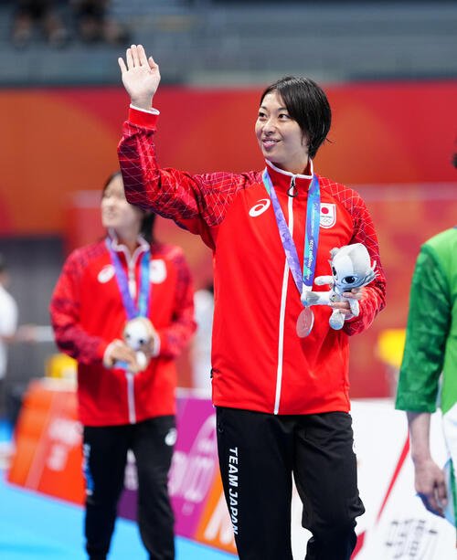 女子100メートル平泳ぎ決勝　銀メダルの鈴木聡美は声援に応える(撮影･鈴木みどり)