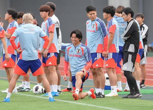 笑顔を見せる中村敬斗(中央)(撮影･足立雅史)