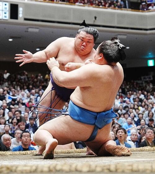 美ノ海は琴勝峰(手前)を押し倒しで破る(撮影･小沢裕)
