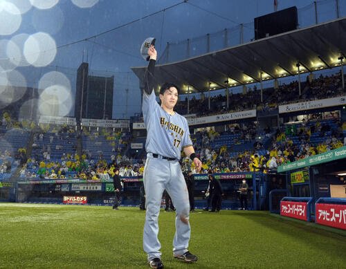 ヤクルト対阪神　ファンの声援に応える阪神伏見寅威(撮影･たえ見朱実)