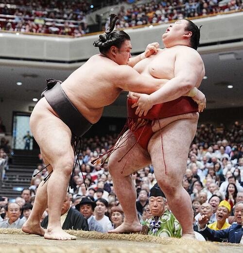 熱海富士(右)は霧島に寄り切りで敗れる(撮影･小沢裕)