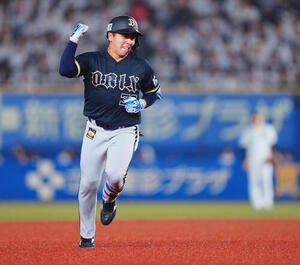 ロッテ対オリックス　8回表オリックス2死、先制ソロ本塁打を放ちガッツポーズする池田陵真(撮影･垰建太)