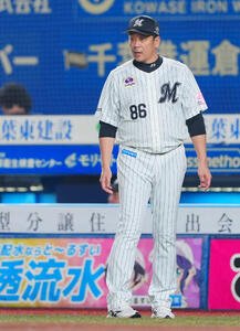 ロッテ対オリックス　7回裏の攻撃を無得点で終え投手交代を告げるロッテサブロー監督(撮影･垰建太)